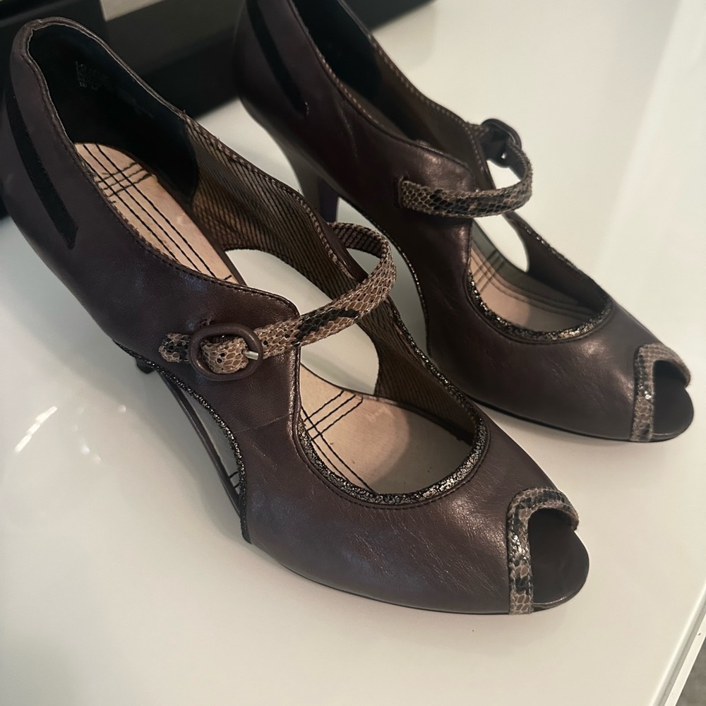 Kenzie Taupe peep toe heels Size 10 Butter-soft leather upper. EUC